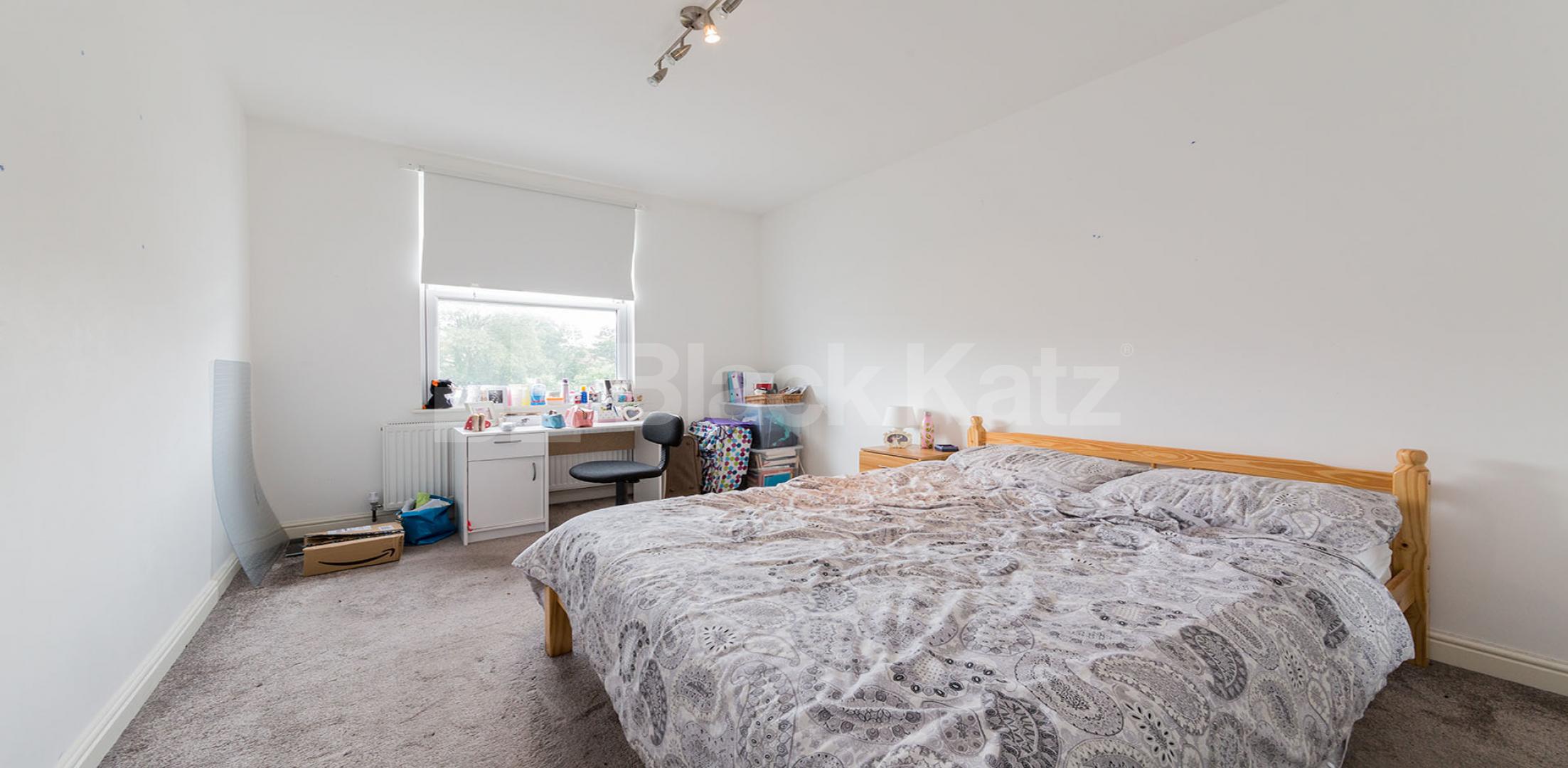 Fantastic spacious three bed mins to tube and shops  Hillmarton Road, Caledonian Road